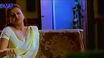 Doamna Matură Desi Cu Sâni Mari