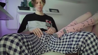 Minha Irmã Me Dá Uma Massagem Nos Pés Com Suas Meias Fofas