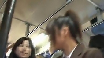Јапанска Лепотица Ужива У Сусрету На Отвореном.