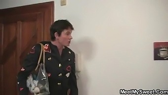 Мушкарац Открива Аферу Свог Очуха Са Својим Партнером У Врућем Тројку.