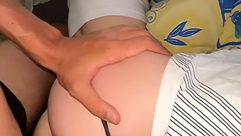 トイレとベッドルームでの公共のセックス、周りには誰もいないが、近くを歩く人々