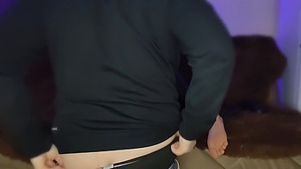 Mistress Femdom: Bos Di Legging Kentut Keras Dan Bawahan Mengendus Telapak Kakinya