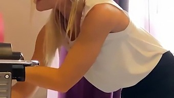 Tiffany Leiddi, A Empregada Doméstica, É Pega Para Sexo No Hotel