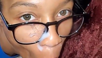 O Femeie Africano-Americană Primește Un Tratament Facial
