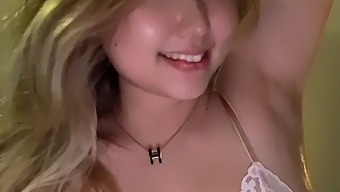 Aziatische Babe Wordt Geolied En Gelikt Door Haar Vriendje In Een Zelfgemaakte Video.