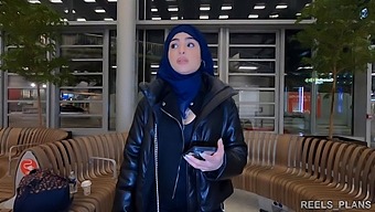 ベールをかぶったイラン人のナジャが、飛行機の代金としてトイレや廊下で激しいアナルセックスを体験する。