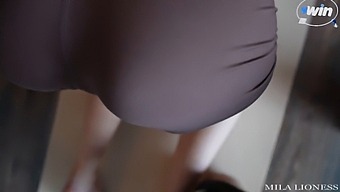 Sesiunea De Yoga A Surorii Vitrege Mici Se Transformă Într-O Întâlnire Fierbinte Cu Un Penis Mare Și O Ejaculare