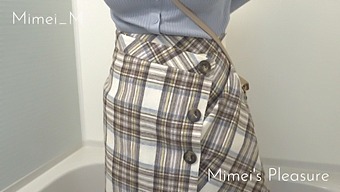 独占的な日本のアマチュアガールが、ノーブラの自己快楽、女性の射精、おしっこを含む激しいソロプレイに従事します。