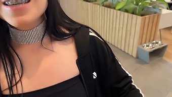 美しい若い男がモールでファンに出会い、彼女をお気に入りの場所に連れて行く。