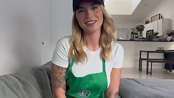 Barista Dengan Punggung Sempurna Berselingkuh Dengan Lelaki Bertatu Sementara Teman Lelakinya Bekerja.